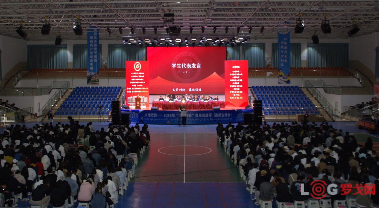 95后京东女快递员受邀回母校做开学演讲：现场2000多名新生掌声不断