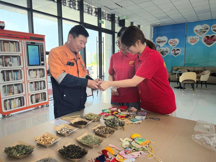 “仁医惠济”三下乡宣传专栏丨当艾草清香邂逅智慧港口
