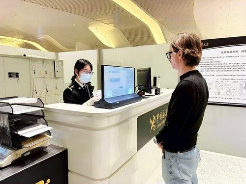 5秒通过“智慧通道” 天河机场海关暑期通关跑出“加速度”